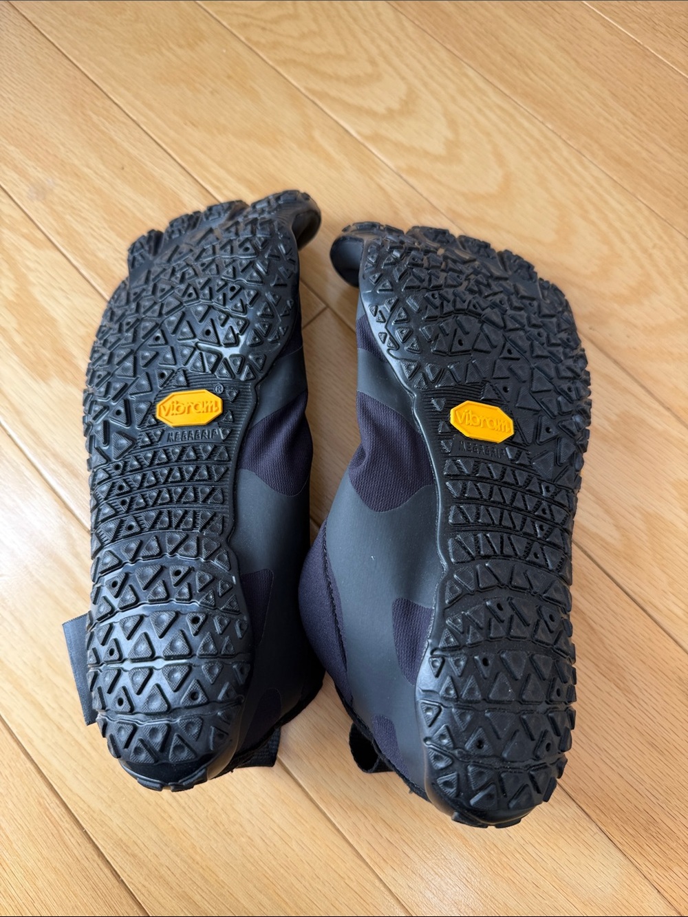 Vibram Men's FiveFingers Black with Yellow Logo Toe Shoes - Picture 3 of 7